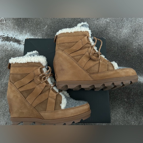 Sorel chestnut suede felt wedge boot Joan of Arctic II - 9 - great condition - Picture 2 of 4